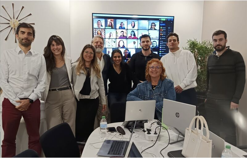 Equipe Cross Border Talents em reunião híbrida com recrutadores globais